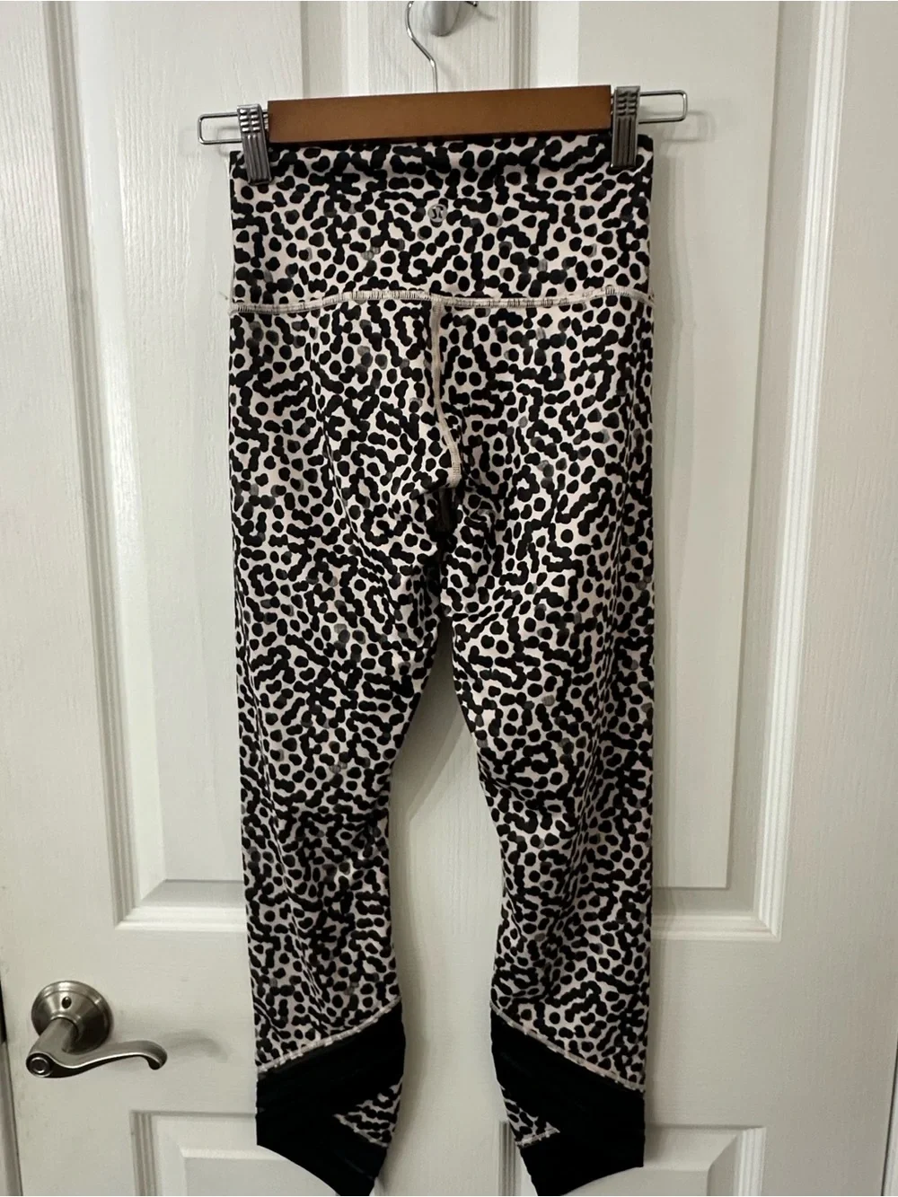 Lululemon athletica Ace Spot Grain Black leopard print leggings, size 4